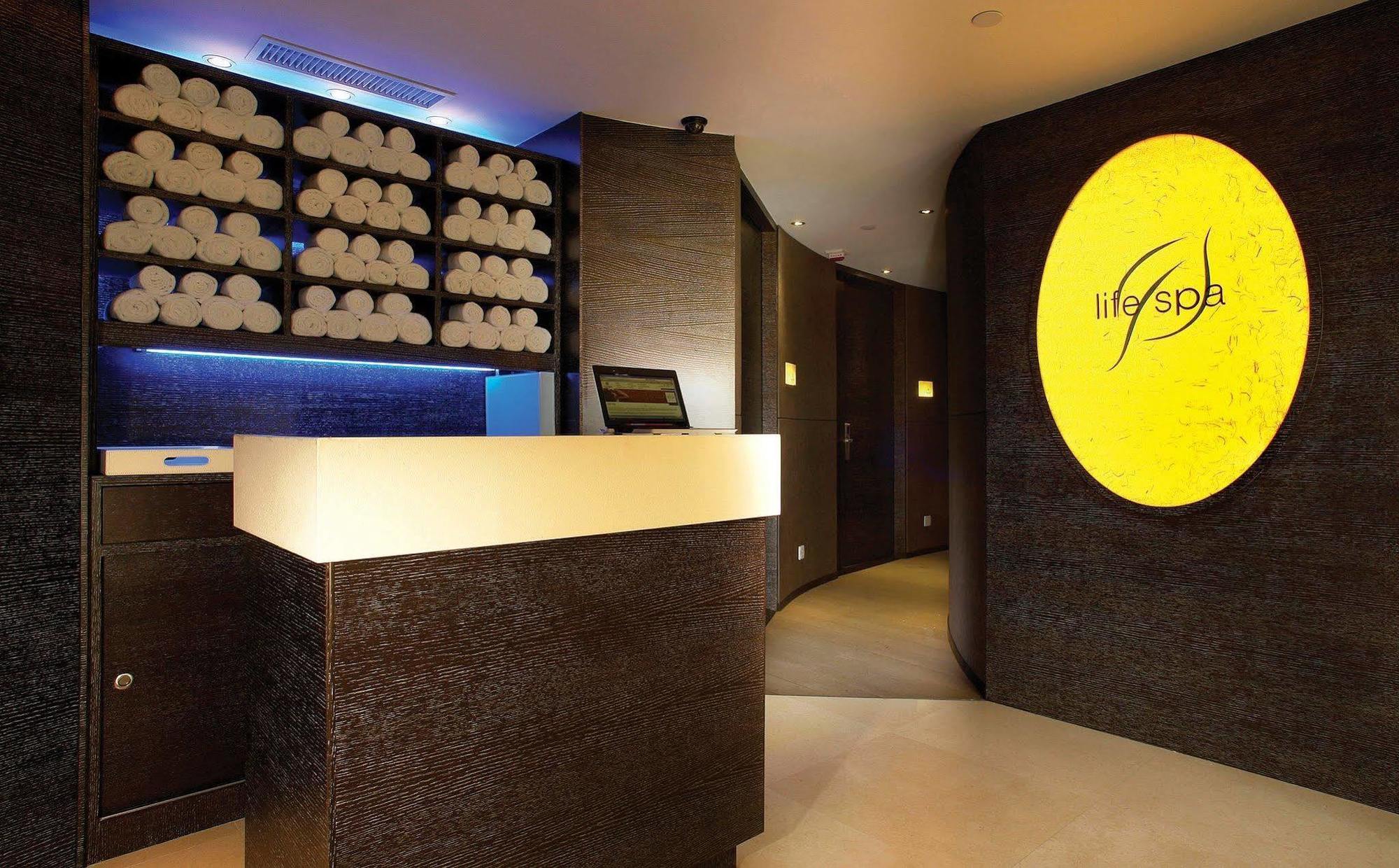 Empire Hotel Causeway Bay Гонконг Экстерьер фото